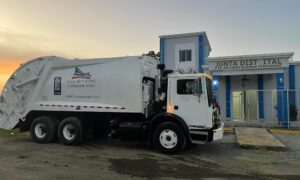 Nuestro distrito municipal recibe nuevo camión compactador