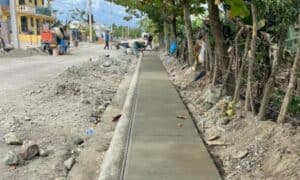 Se contruyen aceras y contenes camino al palacio distrital