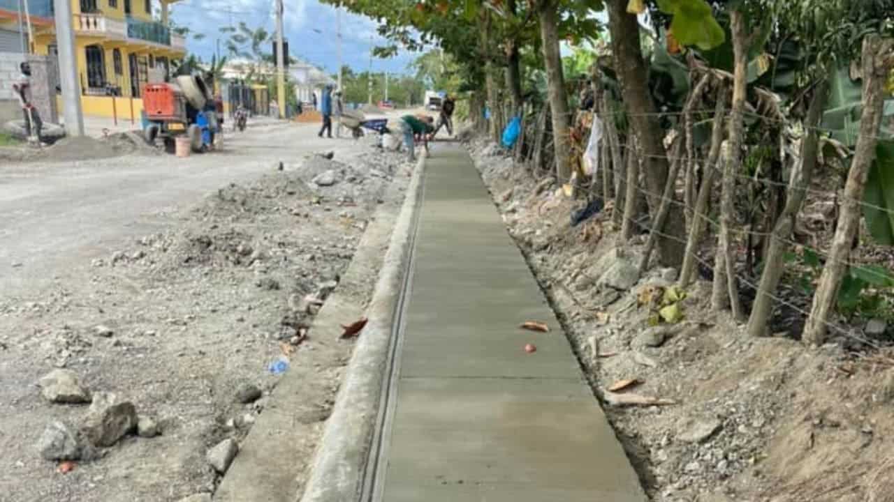 Se contruyen aceras y contenes camino al palacio distrital