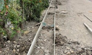 Se construyen aceras y contenes calle R