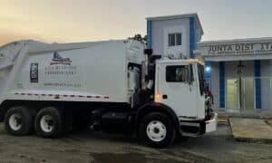 Nuestro distrito municipal recibe camión compactador