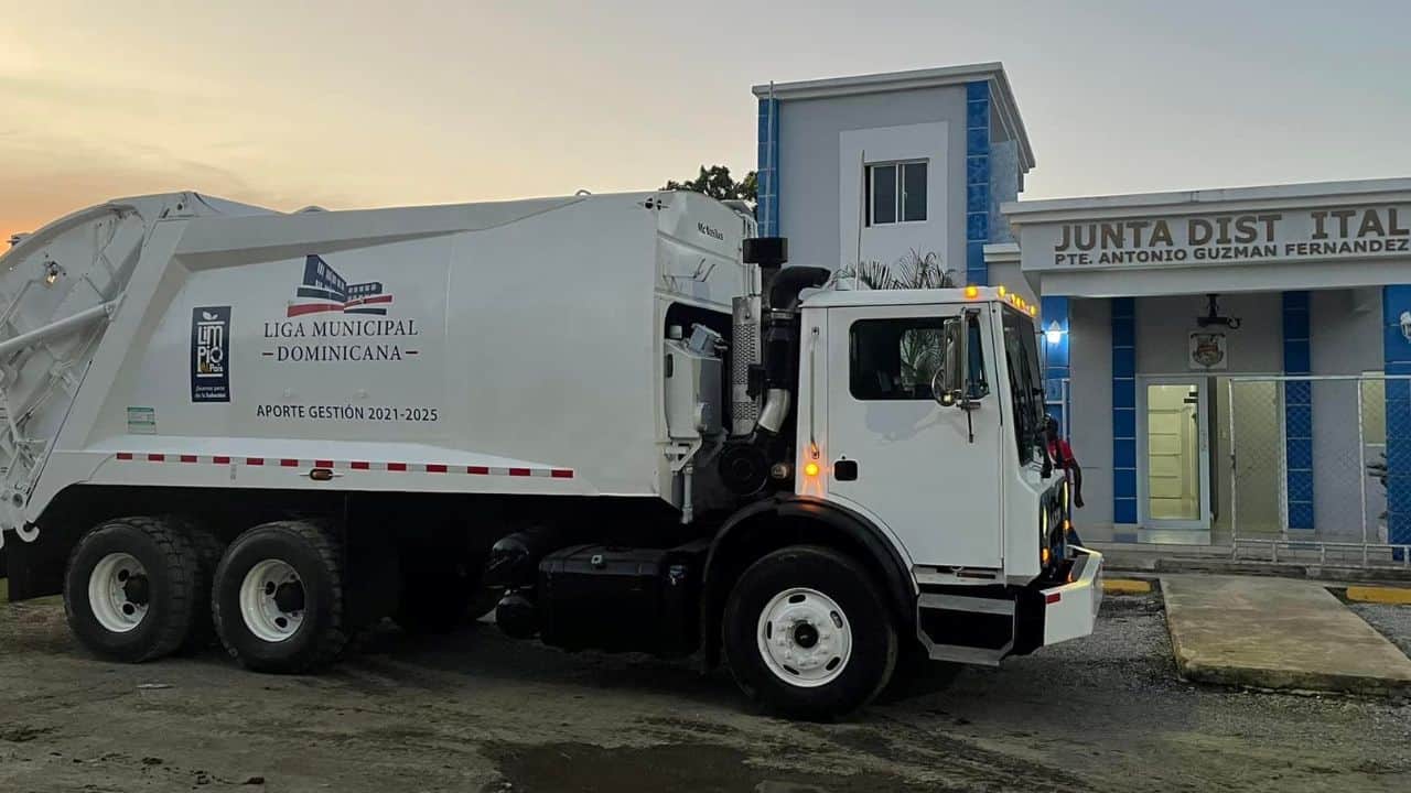 Nuestro distrito municipal recibe camión compactador